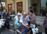 Kapolres Situbondo Bagikan Ratusan Nasi Kotak Usai Salat Jumat