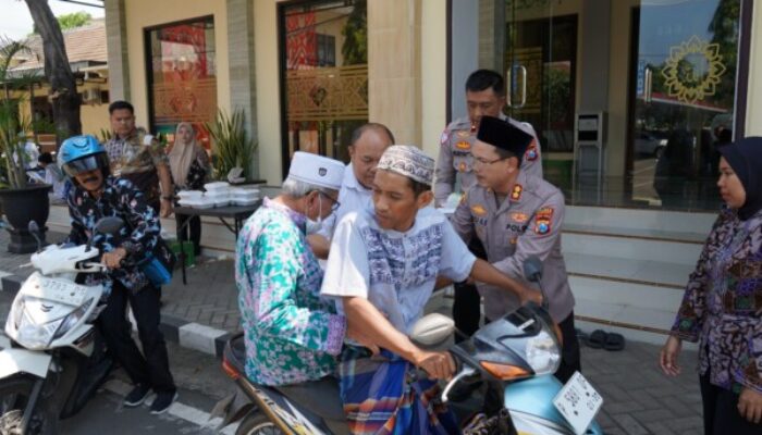 Kapolres Situbondo Bagikan Ratusan Nasi Kotak Usai Salat Jumat