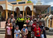Sambil Patroli, Kapolres Situbondo Bagikan Sembako ke Warga di Pelosok Desa-Desa