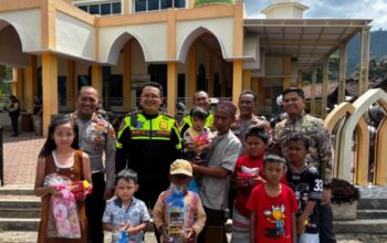 Sambil Patroli, Kapolres Situbondo Bagikan Sembako ke Warga di Pelosok Desa-Desa