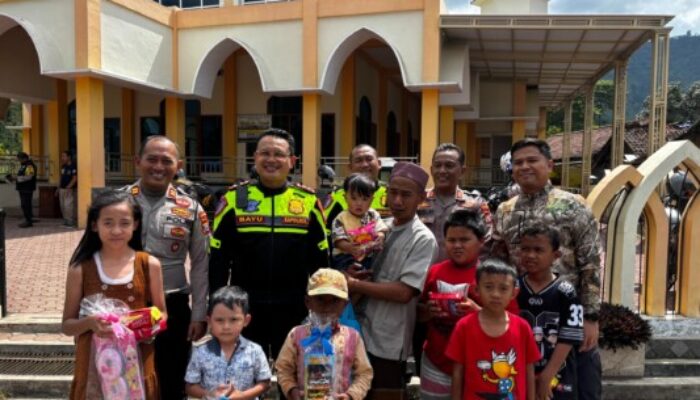 Sambil Patroli, Kapolres Situbondo Bagikan Sembako ke Warga di Pelosok Desa-Desa