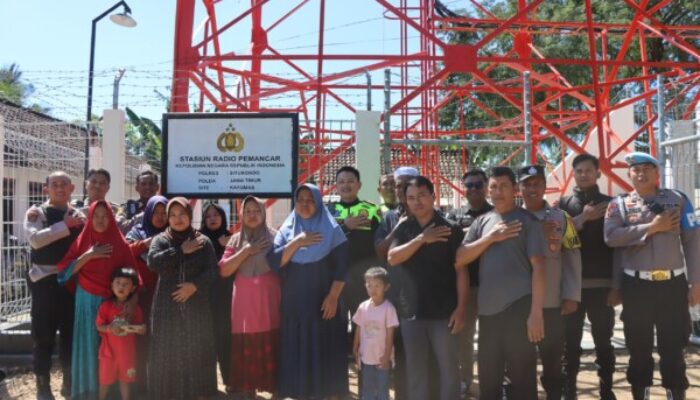 Pastikan Kelancaran Komunikasi untuk Pelayanan Masyarakat, Kapolres Situbondo Tinjau Pemancar Radio Polri di Kayumas