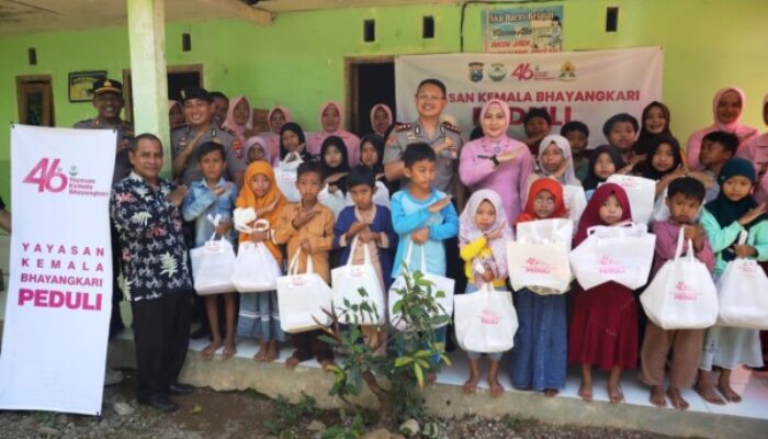 Kapolres Situbondo dan Ketua Bhayangkari Beri Bantuan Perlengkapan Sekolah kepada Anak-Anak SDN 8 Filial Curahtatal