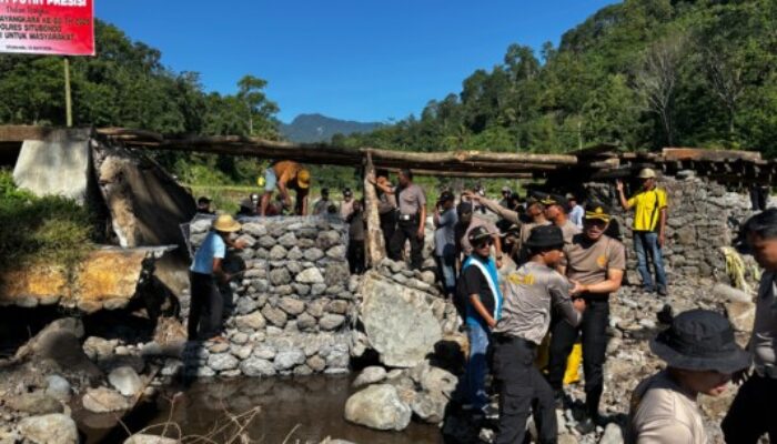 Kapolres Situbondo Pimpin Kerja Bakti Bangun Jembatan Merah Putih untuk Akses Warga dan Anak Sekolah di Jatibanteng
