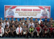Kapolres Situbondo Beri Penghargaan Personel Berprestasi dan Masyarakat yang Membantu Tugas Polri
