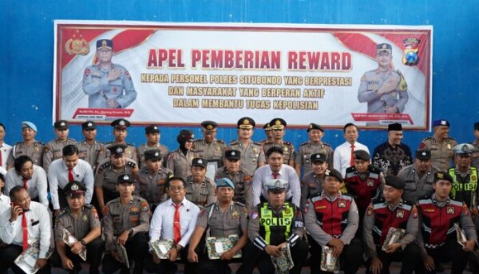 Kapolres Situbondo Beri Penghargaan Personel Berprestasi dan Masyarakat yang Membantu Tugas Polri