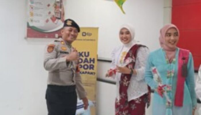 Kejutan Manis di Hari Kartini, Polisi Situbondo Bagikan Bunga untuk Perempuan Hebat