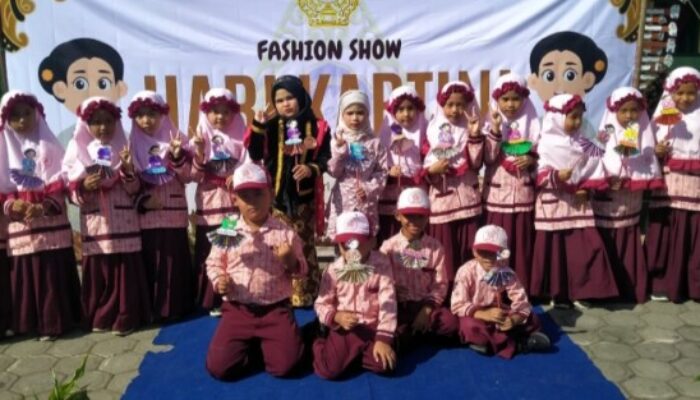 Menggelar Fashion Show Meriah untuk Hari Kartini, Siswa MIMUSA Ledok Tempuro