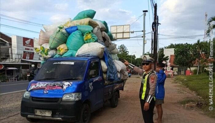 Polisi Beri Teguran Sopir Pikap ODOL di Banyuglugur