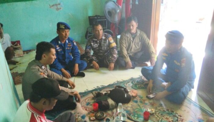 Satpolairud Polres Situbondo Gerak Cepat Evakuasi Kapal Nelayan Tenggelam, 13 ABK Selamat