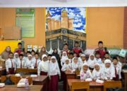 Samapta Polres Situbondo Berbagi 100 Kotak Kue di SD Nurul Ansor