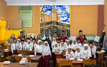Samapta Polres Situbondo Berbagi 100 Kotak Kue di SD Nurul Ansor