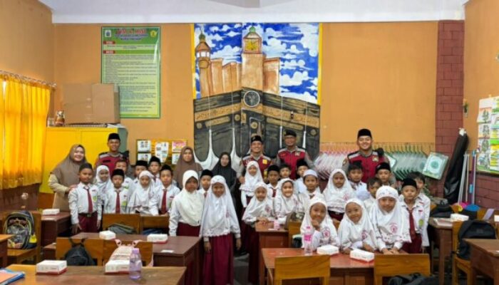 Samapta Polres Situbondo Berbagi 100 Kotak Kue di SD Nurul Ansor