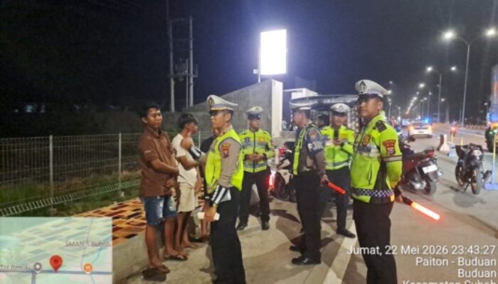 Respons Laporan Warga, Polisi Edukasi Bahaya Berjualan dan Balap Liar di sekitar Exit Tol Situbondo Barat