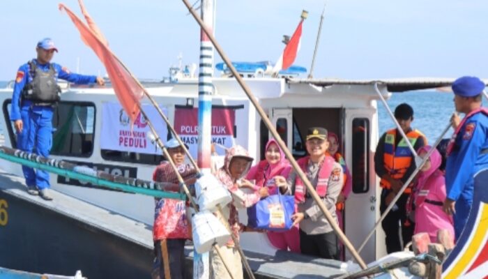 Polres Situbondo Beri Bantuan Sosial kepada Nelayan dan Masyarakat Pesisir