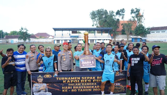 Kapolres Situbondo Serahkan Trofi dan Hadiah Pemenang Turnamen Sepak Bola Hari Bhayangkara ke-80