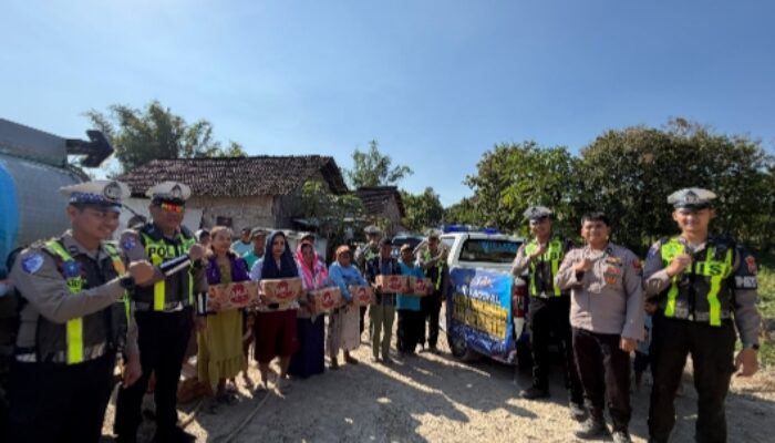 Hari Bhayangkara ke-80, Polres Situbondo Salurkan Air Bersih untuk Warga Kampung Langai