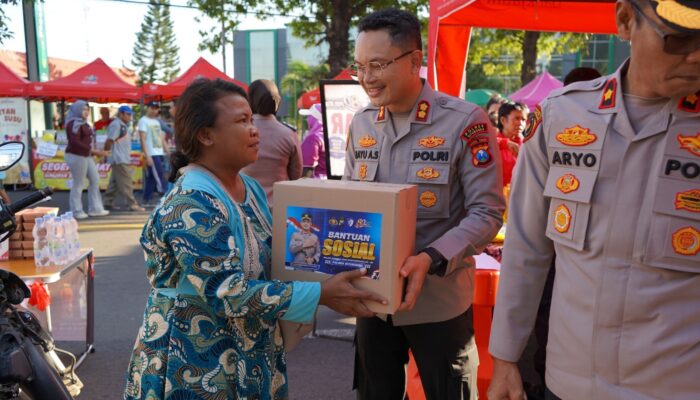 Kapolres Salurkan Bantuan Paket Sembako, Sasar Pekerja Informal di CFD
