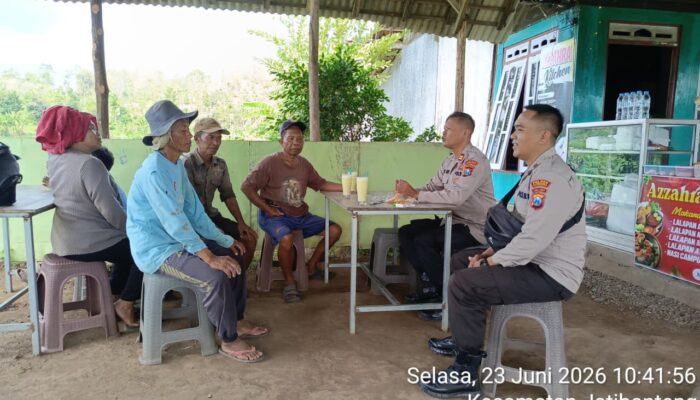 Dukung Program Asta Cita Presiden Prabowo, Kapolsek Jatibanteng Bersama Anggota Terjun Langsung Dampingi Petani Jagung