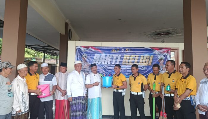 Sambut Hari Bhayangkara ke-80, Satlantas Polres Situbondo Gelar Bakti Religi Bersihkan Masjid