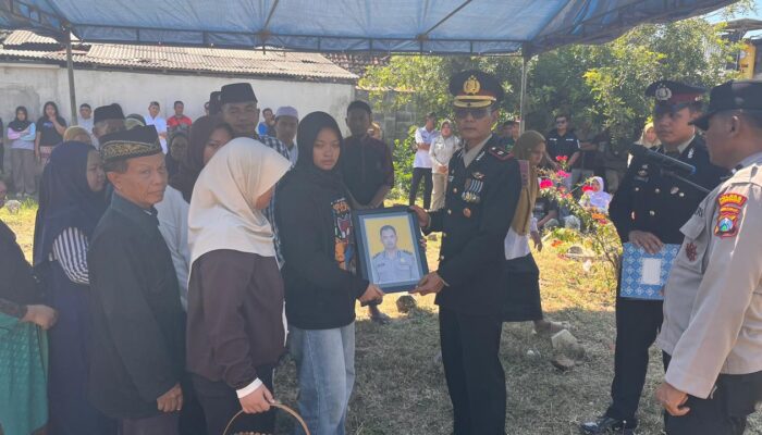 Polres Situbondo Laksanakan Upacara Pemakaman Kedinasan untuk Aiptu Saifullah Riyadi