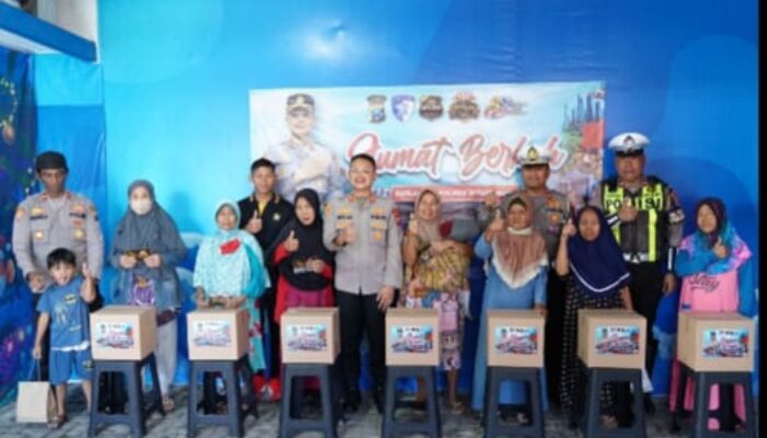 Jumat Berkah, Polres Situbondo Bagikan Sarapan Gratis dan Sembako untuk Masyarakat