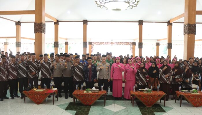 Penuh Kekeluargaan, Kapolres Situbondo Bersama Ketua Bhayangkari Hadiri Tasyakuran HUT PP Polri ke-27