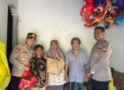 Bantu Anak Penjual Balon, Sat Binmas Polres Situbondo Berikan Seragam Sekolah Gratis