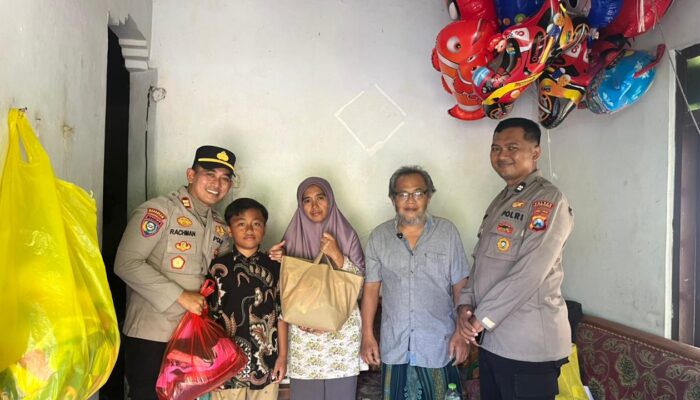 Bantu Anak Penjual Balon, Sat Binmas Polres Situbondo Berikan Seragam Sekolah Gratis