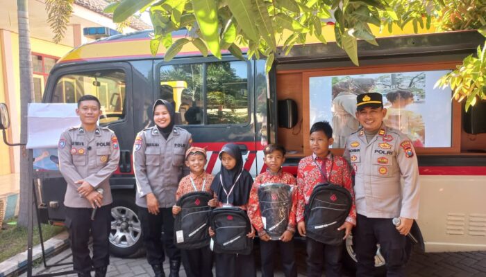 Kasat Binmas Polres Situbondo Isi MPLS di SDN 2 Semiring, Edukasi Pelajar dan Bantu Siswa Yatim