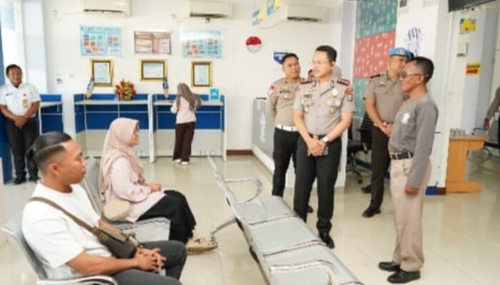 Kapolres Situbondo Cek Pelayanan SIM dan Samsat, Pastikan Layanan Cepat, Transparan, dan Humanis