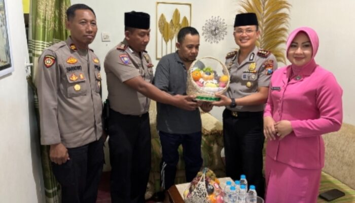 Sambut Hari Bhayangkara ke-80, Kapolres Situbondo Jenguk Anggota yang Sakit