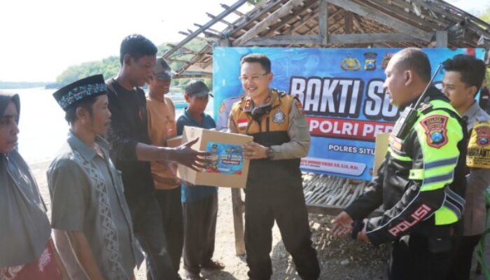 Patroli ke Dusun Merak, Kapolres Situbondo Bagikan Bansos dan Edukasi Cegah Pencurian Hewan