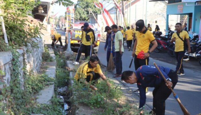 Kapolres Situbondo Pimpin Jumat Bersih, Desa Juglangan Jadi Percontohan Desa Kamtibmas