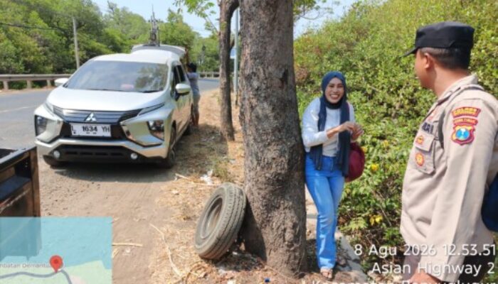Lapor Lewat 110, Polisi Bantu Warga Ganti Ban Mobil Bocor di Banyuglugur