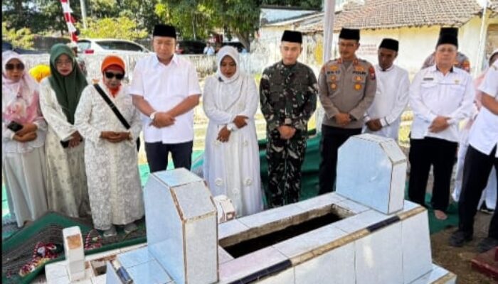 Jelang Harjakasi dan HUT RI, Kapolres Situbondo Ziarah Makam Pahlawan dan Bupati Terdahulu