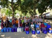 Musim Kemarau, Polres Situbondo Salurkan Air Bersih untuk Warga Telagasari