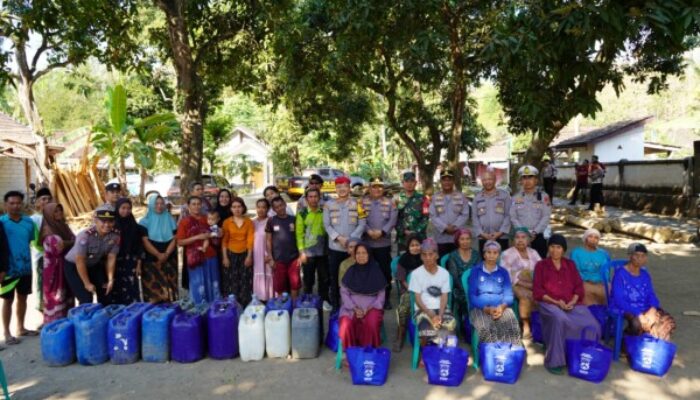 Musim Kemarau, Polres Situbondo Salurkan Air Bersih untuk Warga Telagasari