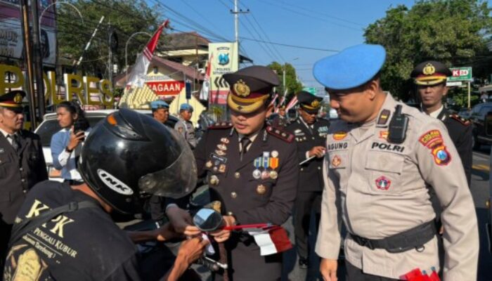 Semarak HUT ke-81 RI, Kapolres Situbondo Bagikan Bendera Merah Putih ke Pengendara