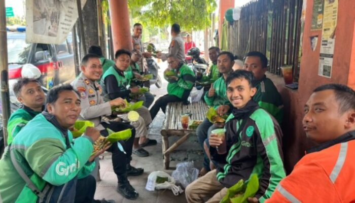 Lewat Program STMJ, Satbinmas Polres Situbondo Makan Bersama Puluhan Ojol dan Uji Coba Call Center 110