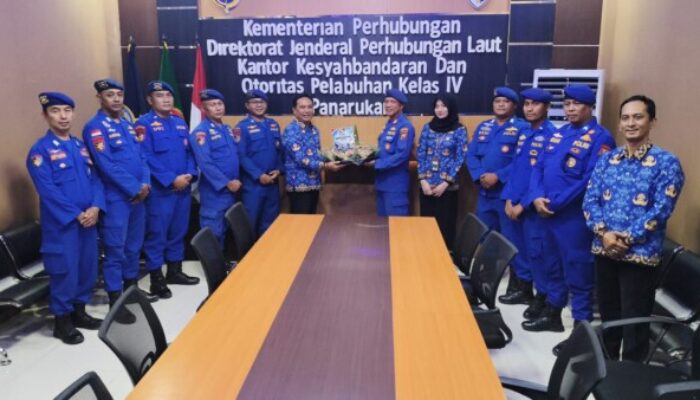 Beri Kejutan Tumpeng Harhubnas ke-55, Satpolairud Polres Situbondo Perkuat Sinergitas dengan KSOP Panarukan