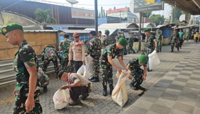 Kodim Situbondo Bersihkan Pasar Mimbaan Bersama Masyarakat