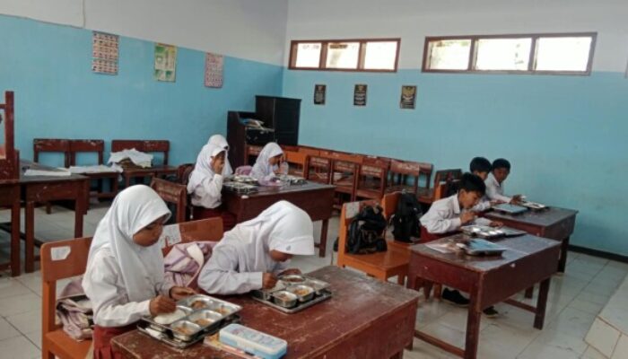 SPPG 01 Jatibanteng Tetap Semangat Antar MBG ke SDN 1 Curahsuri, Lewati Jalan Ekstrem