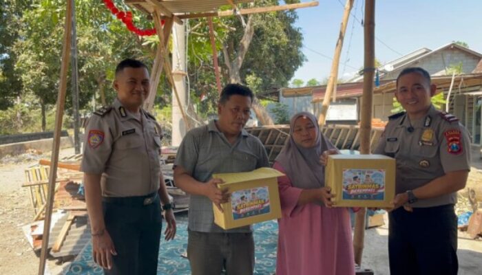 Hadir untuk Masyarakat, Satbinmas Polres Situbondo Salurkan Bantuan Sembako Kepada Seniman Cak Eksan