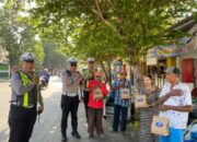 Ringankan Kebutuhan Warga, Satlantas Situbondo Bagikan Sembako