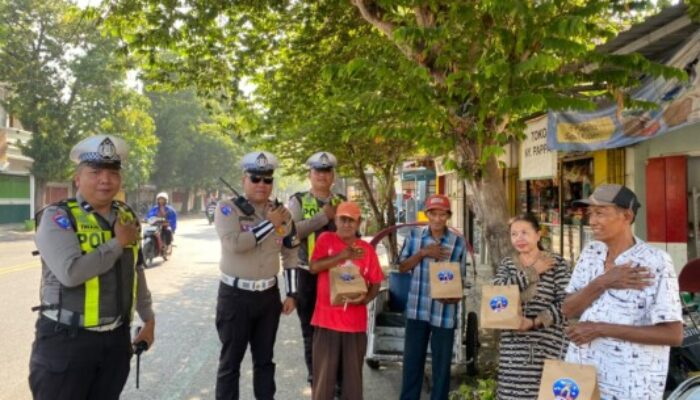 Ringankan Kebutuhan Warga, Satlantas Situbondo Bagikan Sembako