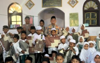 Lewat Program BERBAKTI, Satbinmas Polres Situbondo Salurkan Bantuan untuk Anak Yatim di Panji