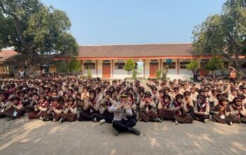 Cegah Perundungan, Satbinmas Polres Situbondo Edukasi Pelajar Pramuka di Banyuglugur