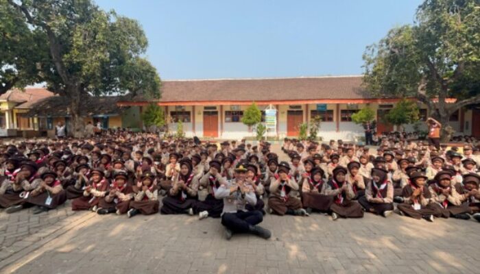 Cegah Perundungan, Satbinmas Polres Situbondo Edukasi Pelajar Pramuka di Banyuglugur